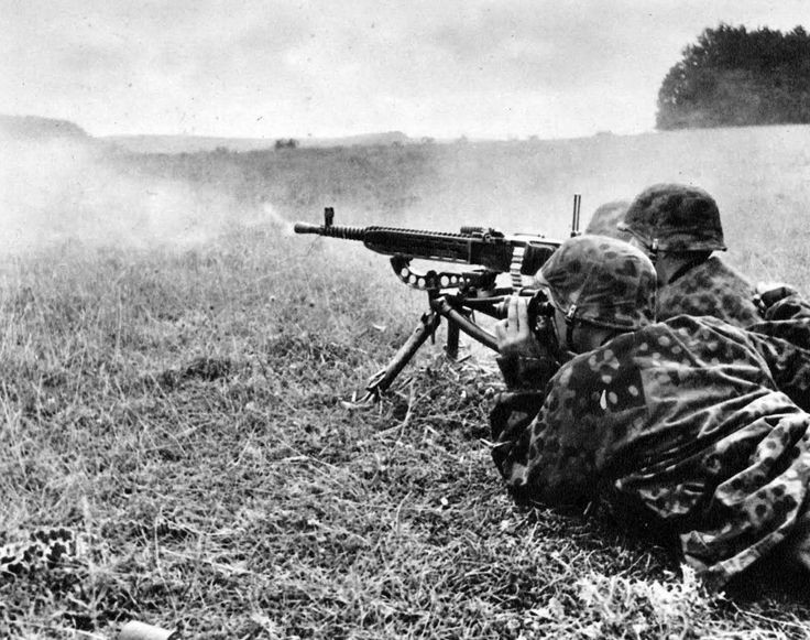 Phía xe tăng Đức, với các loại xe tăng có liên lạc bộ đàm nội bộ có thể phối hợp với nhau cực kỳ nhuần nhuyễn chống lại các pha tấn công vũ bão vốn chỉ dựa vào số đông của Liên Xô. Nguồn ảnh: Pinterest.