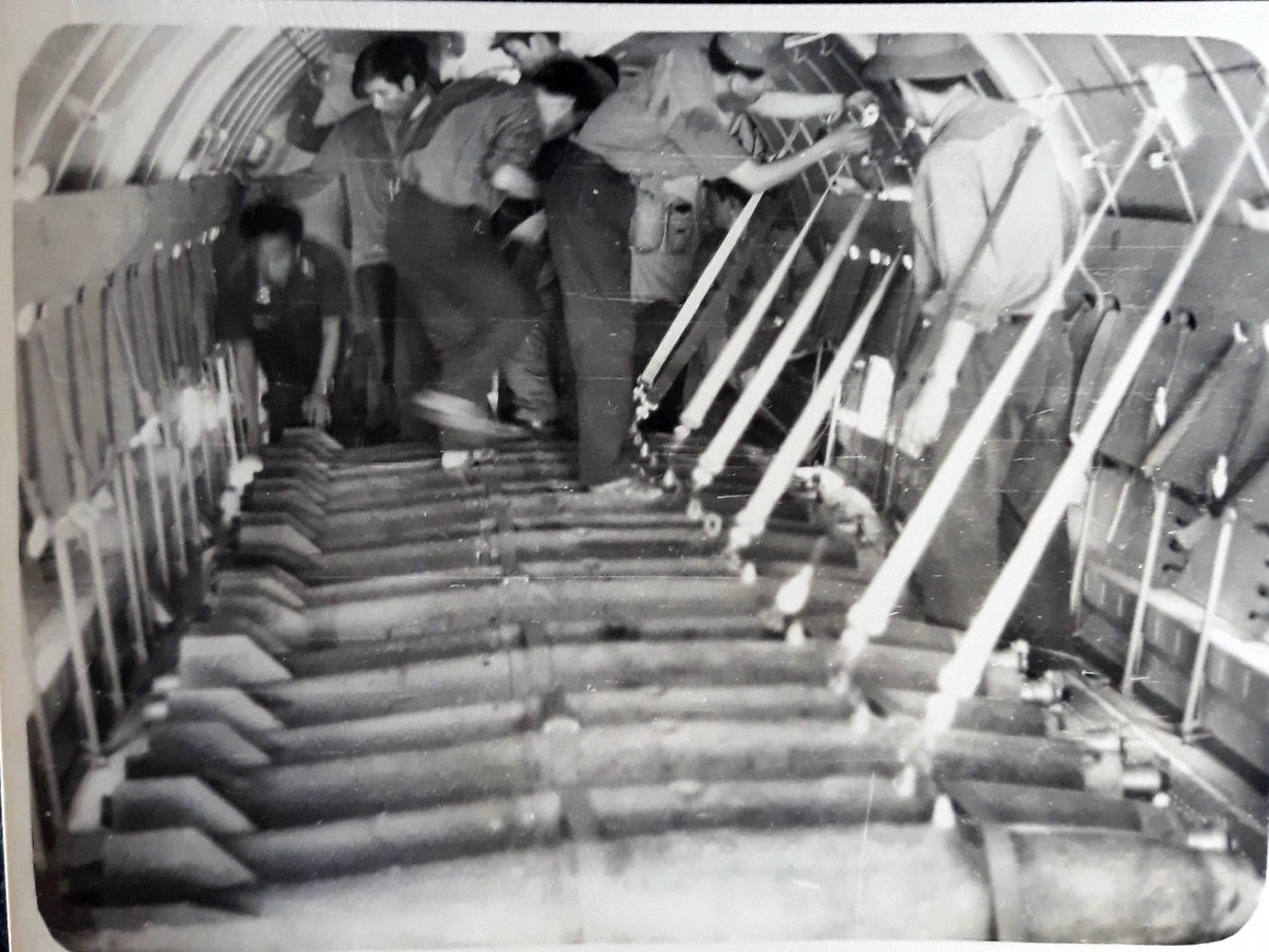 Do được thiết kế với mục đích vận tải nên khi mang bom ở trạng thái sẵn sàng chiến đấu bên trong khoang máy bay, An-26 cần phải chằng buộc rất chắc chắn để tránh các tai nạn không đáng có. Mỗi quả bom Mk.82 có trọng lượng 87kg và nếu tính theo tỷ giá hiện tại chúng có giá trị khoảng 2500 USD mỗi quả. Nguồn ảnh: BTĐĐ.