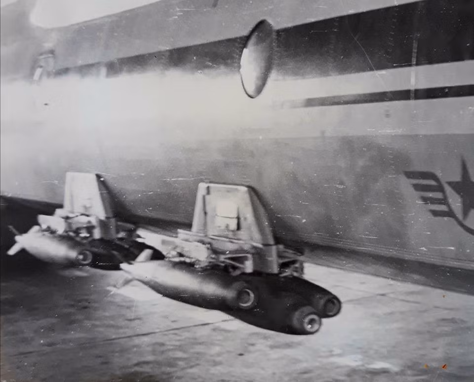 Các máy bay An-26 được cải tiến thành máy bay ném bom tại Nhà máy Sửa chữa máy bay A41 thuộc Cục Kỹ thuật. Nguồn ảnh: BTĐĐ.