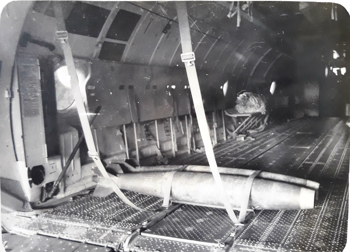 Bản thân Mk.82 cũng là loại bom chiến lợi phẩm được ta thu được từ sau khi kết thúc Kháng chiến chống Mỹ. Đây là loại bom không thông minh nhưng có độ chính xác rất cao do nó được thiết kế theo kiểu hạn chế lực kéo (low-drag). Nguồn ảnh: BTĐĐ.