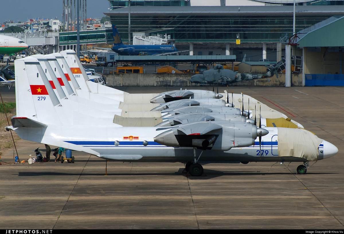 Cận cảnh dàn máy bay vận tải An-26 dù đã có tuổi nhưng vẫn mới cứng hiện đang phục vụ Không quân Việt Nam. Nguồn ảnh: Jetphoto.