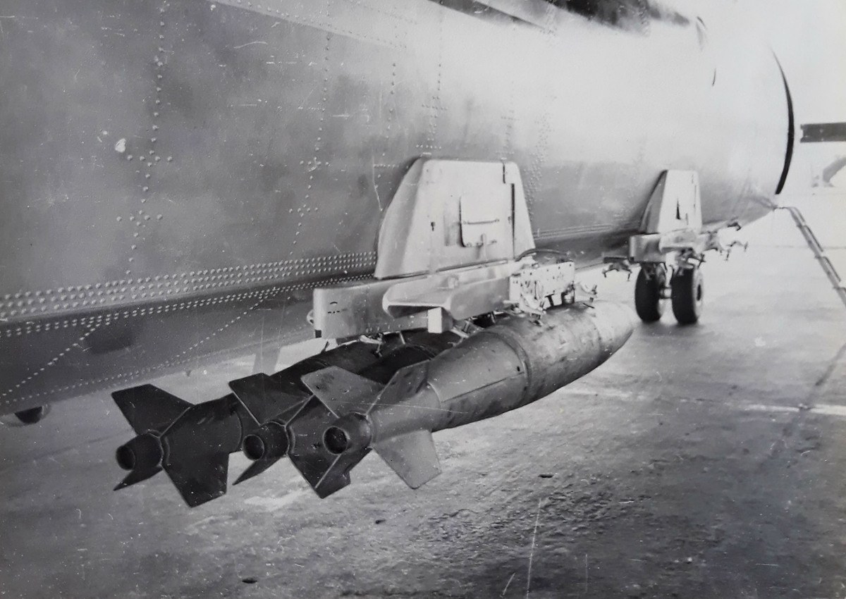 Sau khi nâng cấp, những chiếc máy bay vận tải này có thể mang theo tải trọng có ích tới 4 tấn, nếu mang ở giá treo ngoài mỗi giá có thể mang theo tới 4 quả Mk.82. Nguồn ảnh: BTĐĐ.