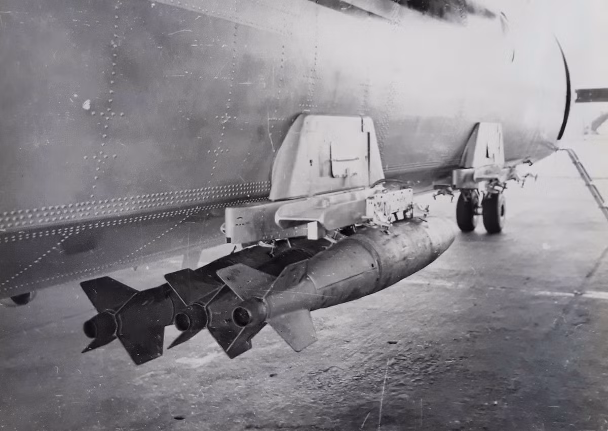 Sau khi nâng cấp, những chiếc máy bay vận tải này có thể mang theo tải trọng có ích tới 4 tấn, nếu mang ở giá treo ngoài mỗi giá có thể mang theo tới 4 quả Mk.82. Nguồn ảnh: BTĐĐ.