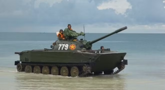 Cùng với PT-76, K63 ngày nay cũng được đánh giá là loại phương tiện thiết giáp lội nước quan trọng bậc nhất trong biên chế Hải quân Đánh bộ Việt Nam. Nguồn ảnh: QPVN.