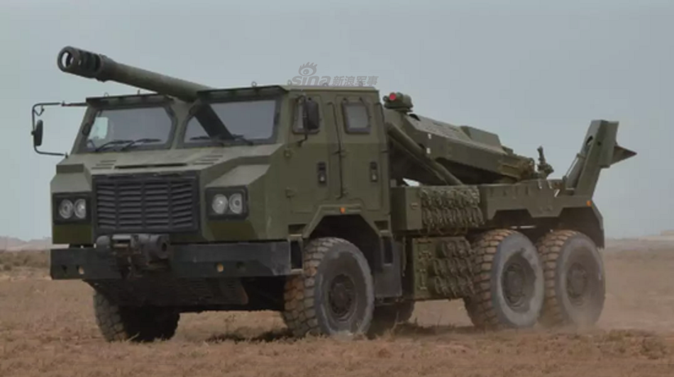Đây là loại pháo tự hành được phát triển từ mẫu pháo SH-1, có hoả lực chính là một khẩu pháo cỡ nòng 155mm với chiều dài nòng pháo bằng 52 lần đường kính được đặt trên loại xe tải Taian. Nguồn ảnh: Sina.