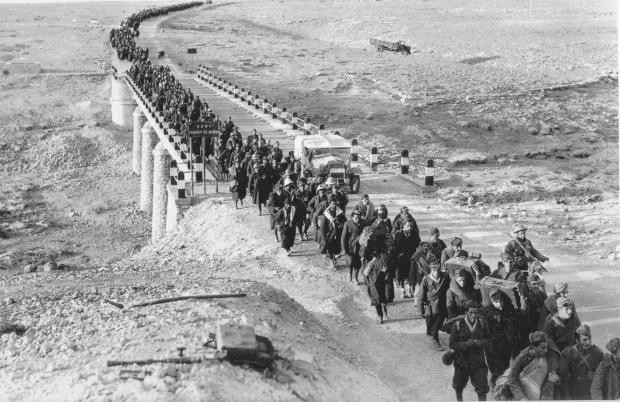 Đặc thù của mặt trận Bắc Phi đó là bán kính giao tranh cực lớn, do có tầm nhìn rất rộng rãi và ít vật che chắn nên bán kính chiến đấu của các lực lượng bộ binh tại đây có thể lên tới vài trăm mét dẫn đến việc tiếp cận cự ly gần và đánh thọc sườn đối phương là hết sức khó khăn. Nguồn ảnh: Thearchive.