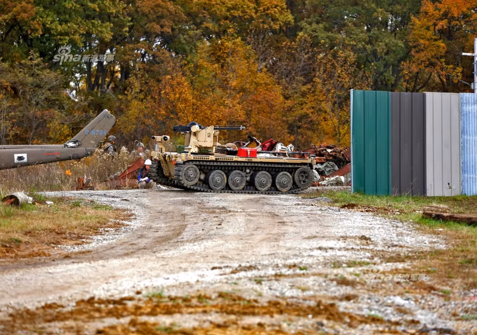 Còn lại, phần khung gầm của xe bánh xích tự hành còn rất rộng, cho phép nó thực hiện được các nhiệm vụ tải thương hoặc mang đạn dược, trang bị ra tiền tuyến một cách dễ dàng. Nguồn ảnh: Sina.