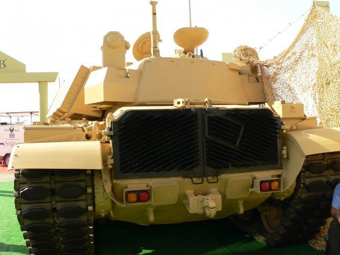 Nhìn chung, xe tăng M60 Phoenix của Jordan về cơ bản giống với bản nâng cấp xe tăng chiến đấu chủ lực Sabra của Israel. Giáp bảo vệ của M60 Phoenix được tăng lên đáng kể với lớp áo giáp bổ sung đã được thêm vào thân và tháp pháo của xe.