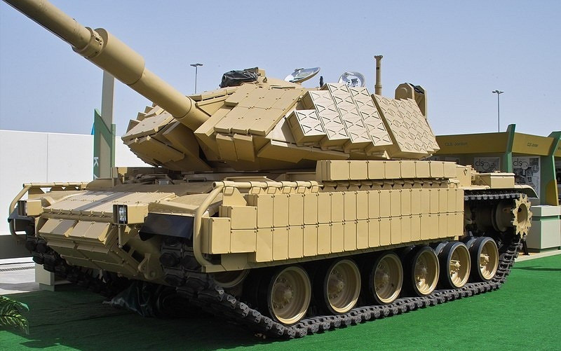 Vũ khí phụ bao gồm súng máy đồng trục 7.62 mm và một khẩu súng máy 12,7 mm khác được gắn trong nóc tháp pháo của chỉ huy.