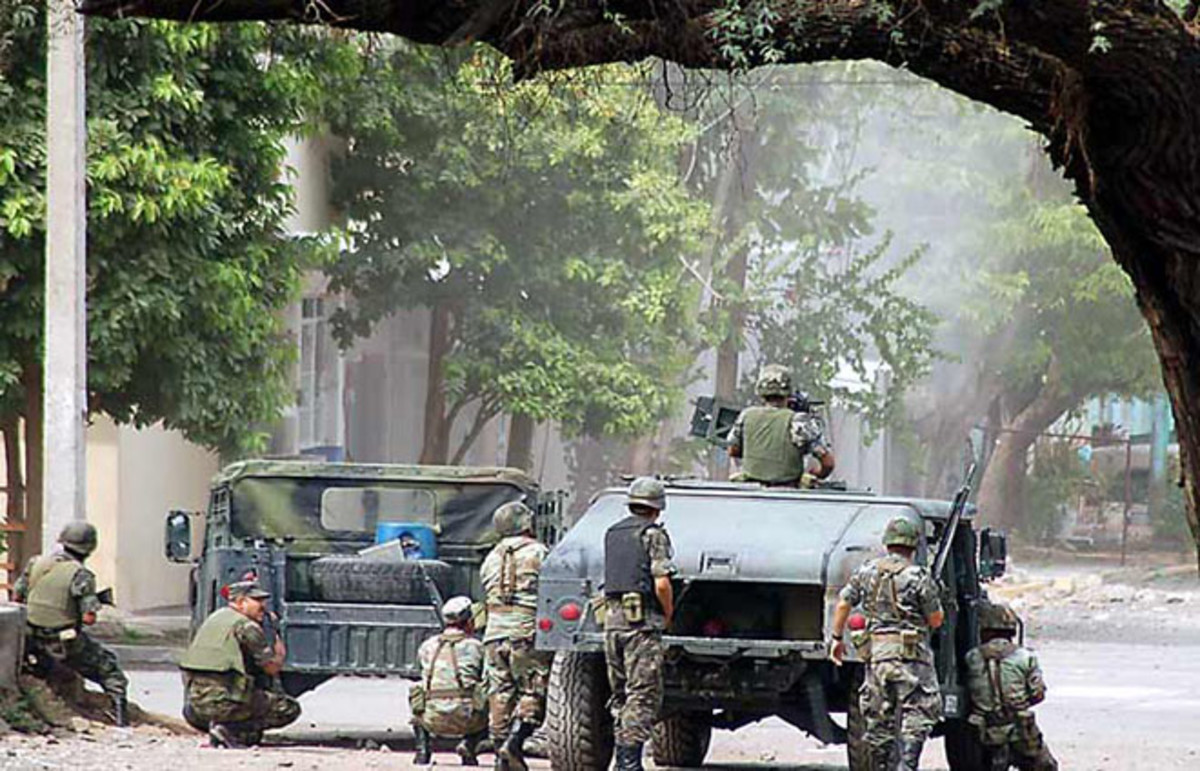 Những tưởng với sức mạnh thiết giáp của quân đội, những băng đảng buôn ma tuý ở Mexico sẽ phải chùn chân nhưng ngược lại, một cuộc chiến thực sự nổ ra ở Mexico khi những băng đảng ma tuý nhất định không chịu để mất miếng làm ăn béo bở của mình. Nguồn ảnh: CNN.