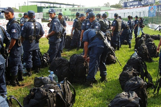Lực lượng chống buôn lậu ma tuý của Mexico lên đường làm nhiệm vụ với tư trang như một người lính chuẩn bị bước vào chiến trường. Nguồn ảnh: CNN.