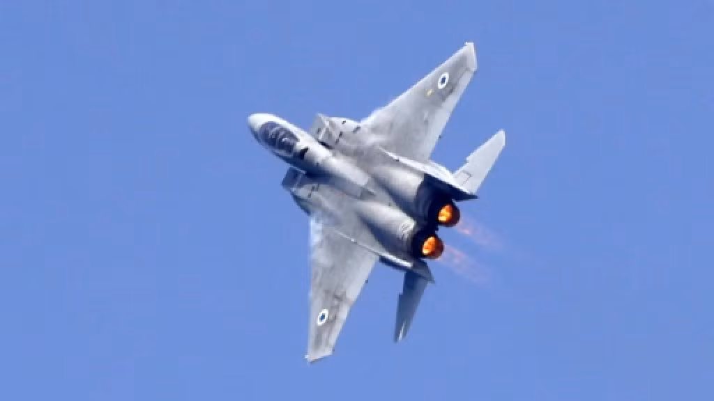 Về mặt lý thuyết, mọi loại máy bay dân sự hoặc quân sự khi gặp sự cố tương tự sẽ phải nhanh chóng hạ độ cao xuống càng thấp càng tốt, ít nhất là dưới 3000 mét để có thể cân bằng được áp suất cũng như nhiệt độ với môi trường bên ngoài. Nguồn ảnh: Force.