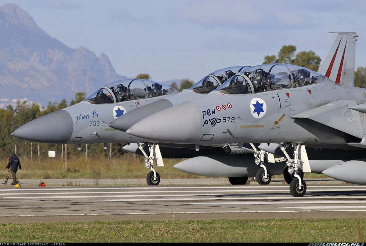 Ở tốc độ cận âm, chiếc F-15 của Không quân Israel sẽ chỉ tốn khoảng vài chục giây để hạ độ cao từ 10.000 mét xuống thấp hơn 3000 mét sau đó có thể tiếp tục bay tới sân bay và hạ cánh một cách an toàn. Nguồn ảnh: Airliners.