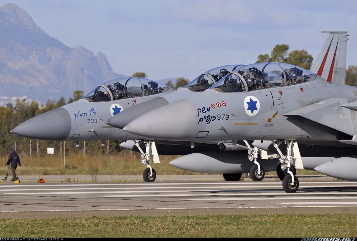 Ở tốc độ cận âm, chiếc F-15 của Không quân Israel sẽ chỉ tốn khoảng vài chục giây để hạ độ cao từ 10.000 mét xuống thấp hơn 3000 mét sau đó có thể tiếp tục bay tới sân bay và hạ cánh một cách an toàn. Nguồn ảnh: Airliners.