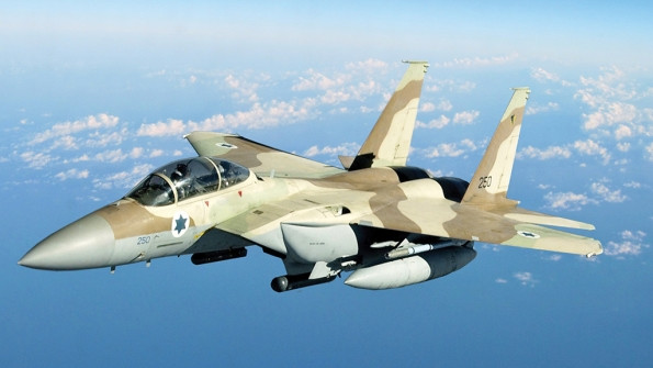 Theo nhiều chuyên gia phân tích, sự cố có thể có nguyên nhân từ hệ thống máy tính trên chiếc F-15 đã nhận nhầm tín hiệu dẫn đến việc bắn tung cửa nóc máy bay để chuẩn bị cho các phi công thoát hiểm ra ngoài từ ghế phóng. Nguồn ảnh: Aviation.