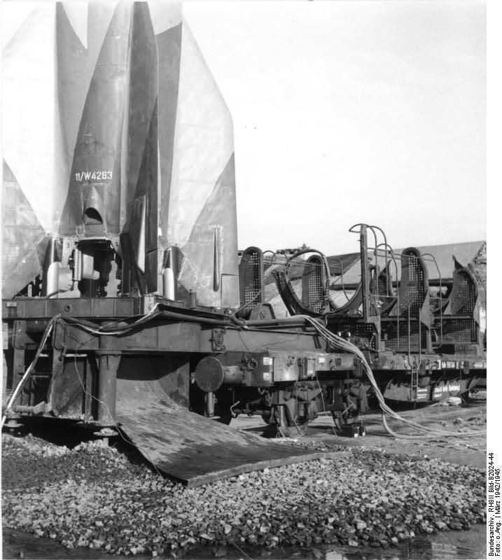 Lượng nhiên liệu của tên lửa V-2 là 3810 kg trong đó có 75% là ethanol và 25% là nước tinh khiết. Một vài phiên bản sử dụng nhiên liệu là ô-xy lỏng với tổng lượng nhiên liệu là 4910 kg. Nguồn ảnh: Warhistoryonline.