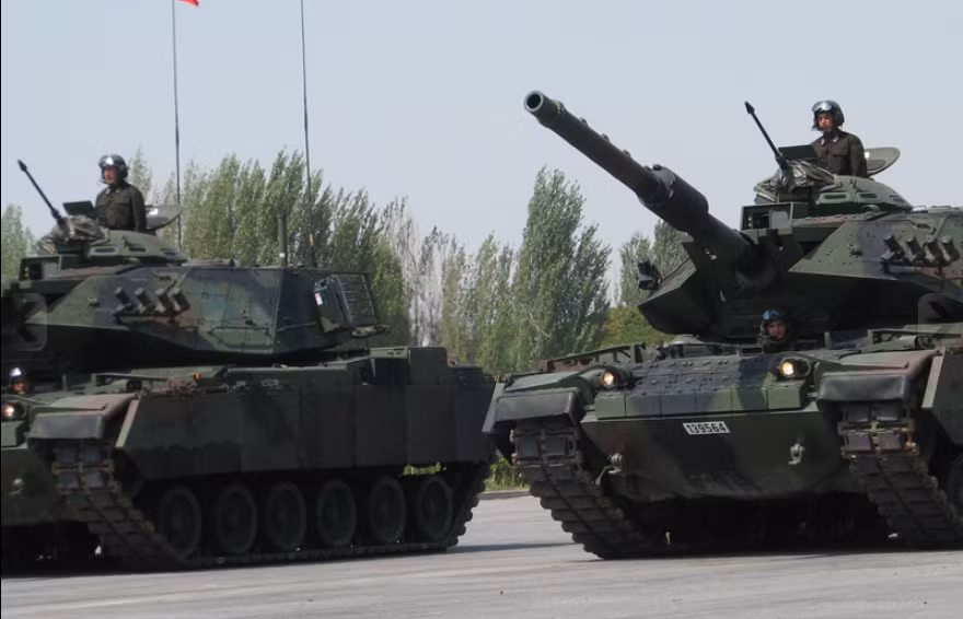 Chiếc xe tăng này thậm chí còn có khả năng đặt vừa một khẩu cối 60mm ở nóc để biến nó thành một khẩu cối tự hành di động. Sabra có một đội gồm bốn người, bao gồm chỉ huy, xạ thủ, nạp đạn và lái xe. Nguồn ảnh: Military Today.