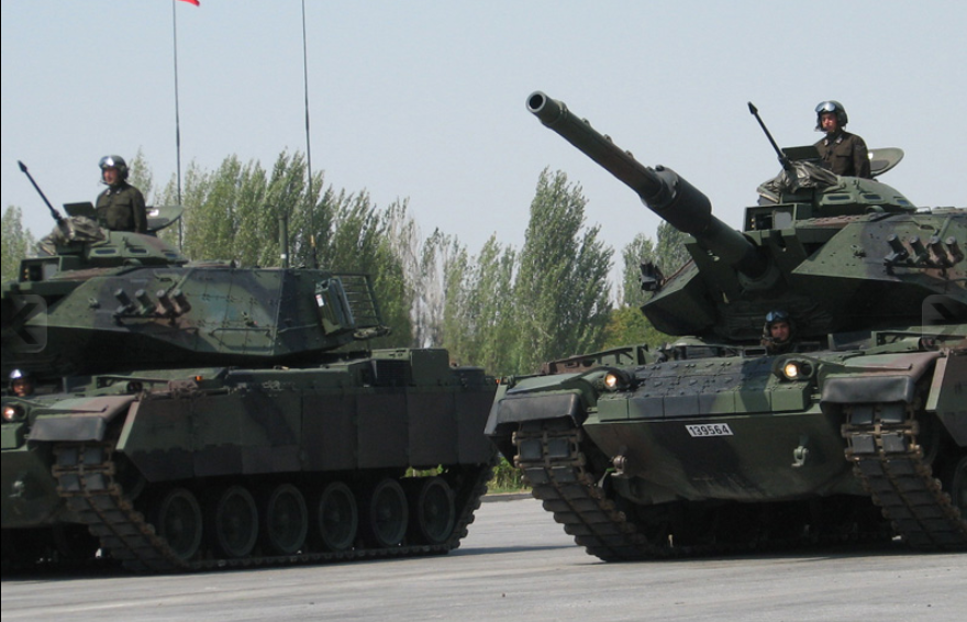 Chiếc xe tăng này thậm chí còn có khả năng đặt vừa một khẩu cối 60mm ở nóc để biến nó thành một khẩu cối tự hành di động. Sabra có một đội gồm bốn người, bao gồm chỉ huy, xạ thủ, nạp đạn và lái xe. Nguồn ảnh: Military Today.