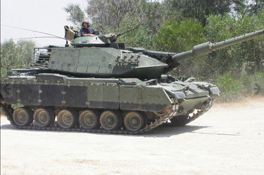 Khẩu pháo này có khả năng bắn tất cả các loại đạn 120 mm tiêu chuẩn của NATO, bao gồm cả đạn thanh xuyên động năng có guốc ốp nòng. Khẩu pháo này được nạp bằng tay. Tổng cộng có 42 viên đạn cho pháo chính được mang theo. Sabra cũng có hệ thống điều khiển hỏa lực Knight mới. Nguồn ảnh: Military Today.