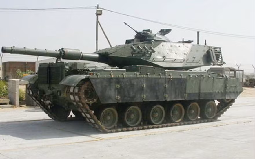 Xe tăng Sabra được trang bị pháo nòng trơn 120 mm -loại súng được phát triển ở Israel (IMI), tương tự như súng Merkava Mk.3. Nó vượt trội hơn đáng kể so với pháo 105 mm nguyên bản được lắp đặt trên xe tăng M60. Nguồn ảnh: Military Today.