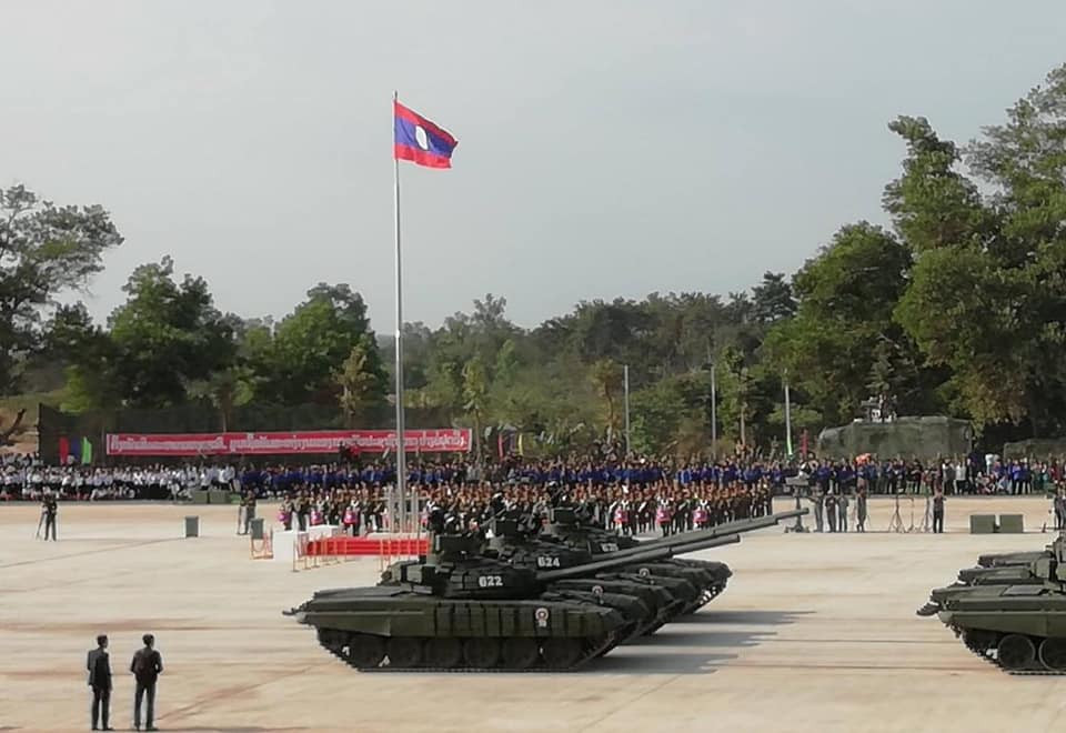 Dù mới chỉ được đặt chân tới Lào chưa đầy một tháng, tuy nhiên các xe tăng T-72B "đại bàng trắng" được Lào mua từ Nga vẫn kịp xuất hiện trong cuộc duyệt binh này. Nguồn ảnh: ອຍເປັນຄົນລາວ.