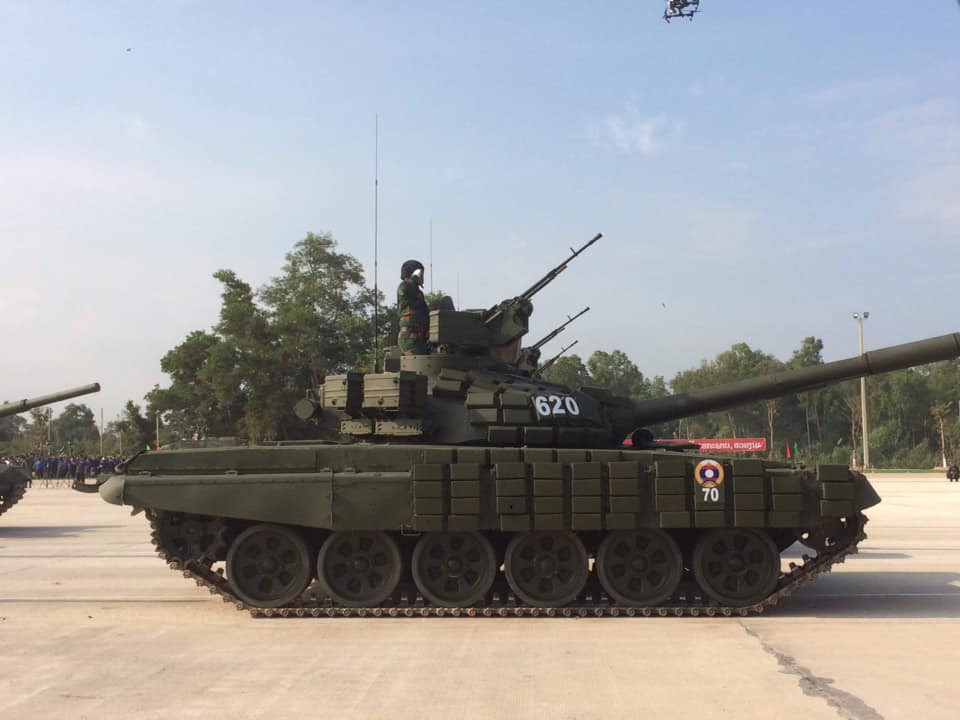 Xe tăng T-72B1MS của Quân đội Lào lừng lững tiến qua lễ đài trong cuộc tổng duyệt trước ngày 20/1. Nguồn ảnh: ອຍເປັນຄົນລາວ.