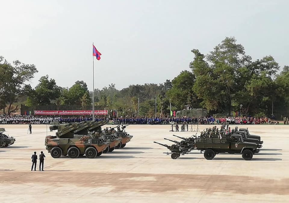 Đây được xem là một trong những buổi duyệt binh có quy mô lớn bậc nhất của quân đội Lào trong hàng chục năm trở lại đây. Cuộc duyệt binh cho thấy sự phát triển vượt bậc về mặt khí tài, trang bị hiện đại của quân đội nước này. Nguồn ảnh: ອຍເປັນຄົນລາວ.