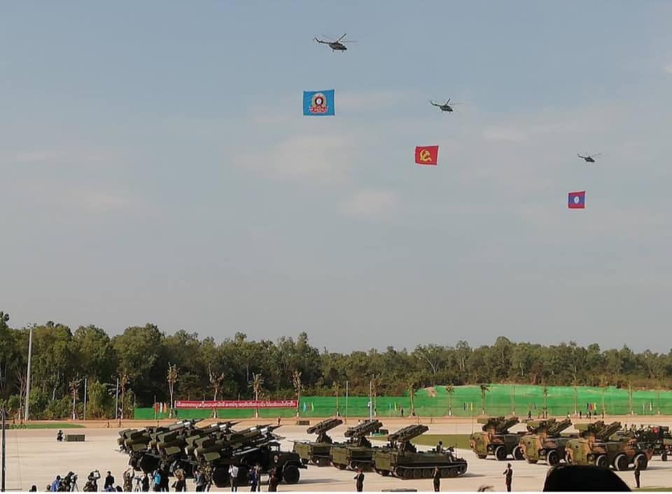 Trong những buổi tổng duyệt cuối cùng, Quân đội Nhân dân Lào đã triển khai gần như đầy đủ đội hình cơ giới và máy bay tham gia cuộc duyệt binh này. Nguồn ảnh: ຂ້ອຍ.