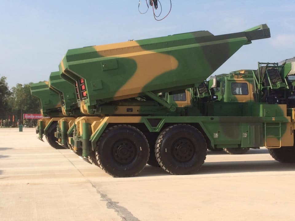Trong biên chế của Quân đội Lào cũng có sự góp mặt của pháo phản lực SR-5 - đây là loại pháo phản lực phóng loạt cực kỳ hiện đại do Trung Quốc sản xuất. Nguồn ảnh: ອຍເປັນຄົນລາວ.