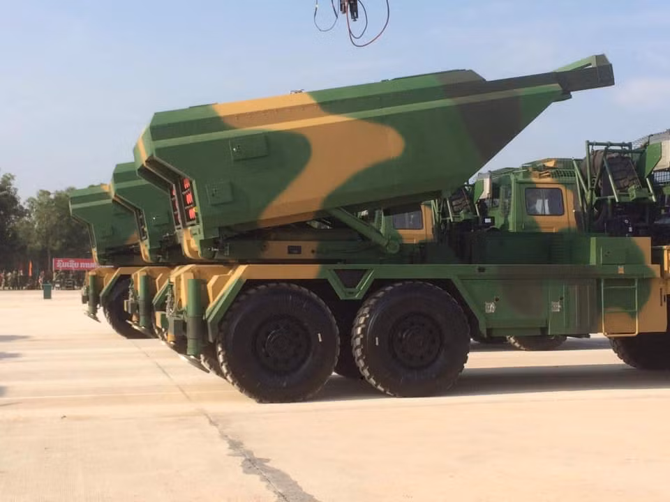 Trong biên chế của Quân đội Lào cũng có sự góp mặt của pháo phản lực SR-5 - đây là loại pháo phản lực phóng loạt cực kỳ hiện đại do Trung Quốc sản xuất. Nguồn ảnh: ອຍເປັນຄົນລາວ.