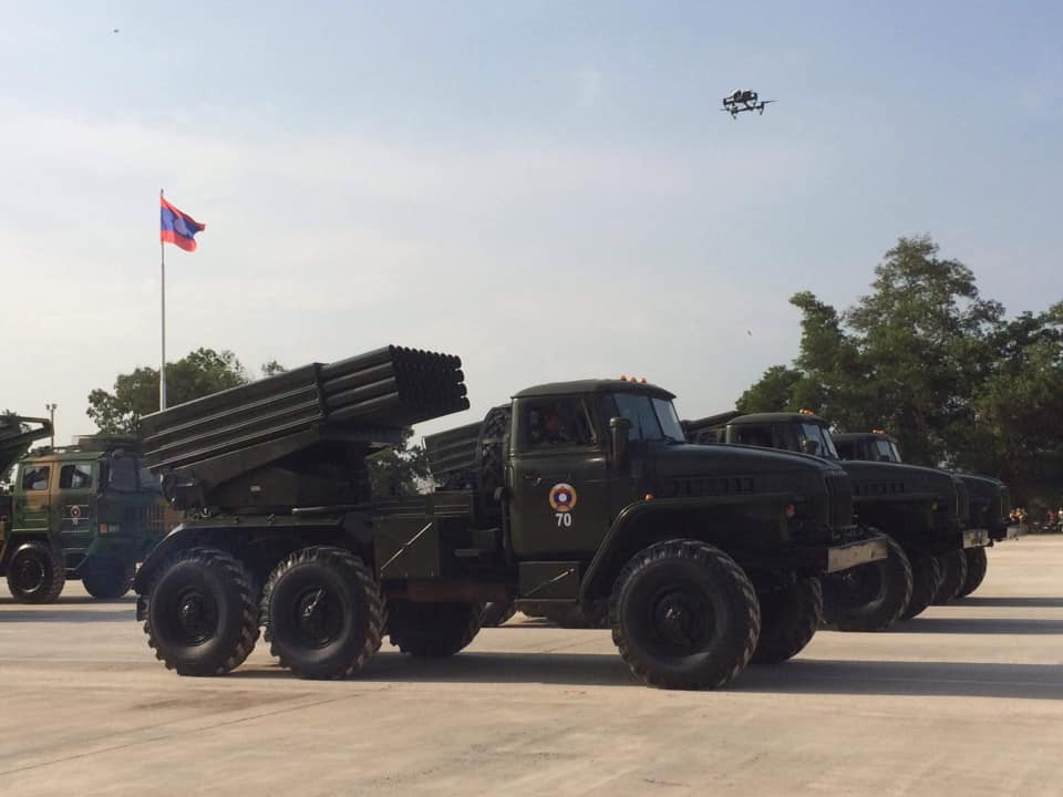 Pháo phản lực phóng loạt BM-21 Grad - đây là loại pháo phản lực phóng loạt cỡ nòng 122mm rất phổ biến được Liên Xô chế tạo trong thời kỳ Chiến tranh Lạnh và tới nay vẫn được sử dụng trong biên chế nhiều quốc gia trên thế giới bao gồm cả ở Việt Nam. Nguồn ảnh: ອຍເປັນຄົນລາວ.