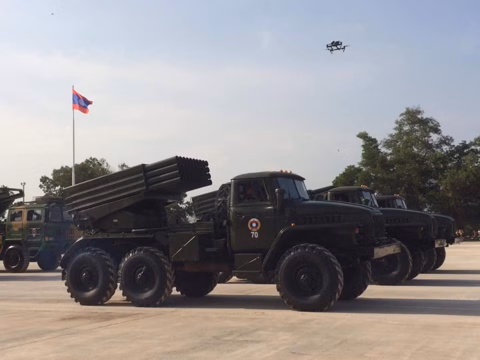 Pháo phản lực phóng loạt BM-21 Grad - đây là loại pháo phản lực phóng loạt cỡ nòng 122mm rất phổ biến được Liên Xô chế tạo trong thời kỳ Chiến tranh Lạnh và tới nay vẫn được sử dụng trong biên chế nhiều quốc gia trên thế giới bao gồm cả ở Việt Nam. Nguồn ảnh: ອຍເປັນຄົນລາວ.