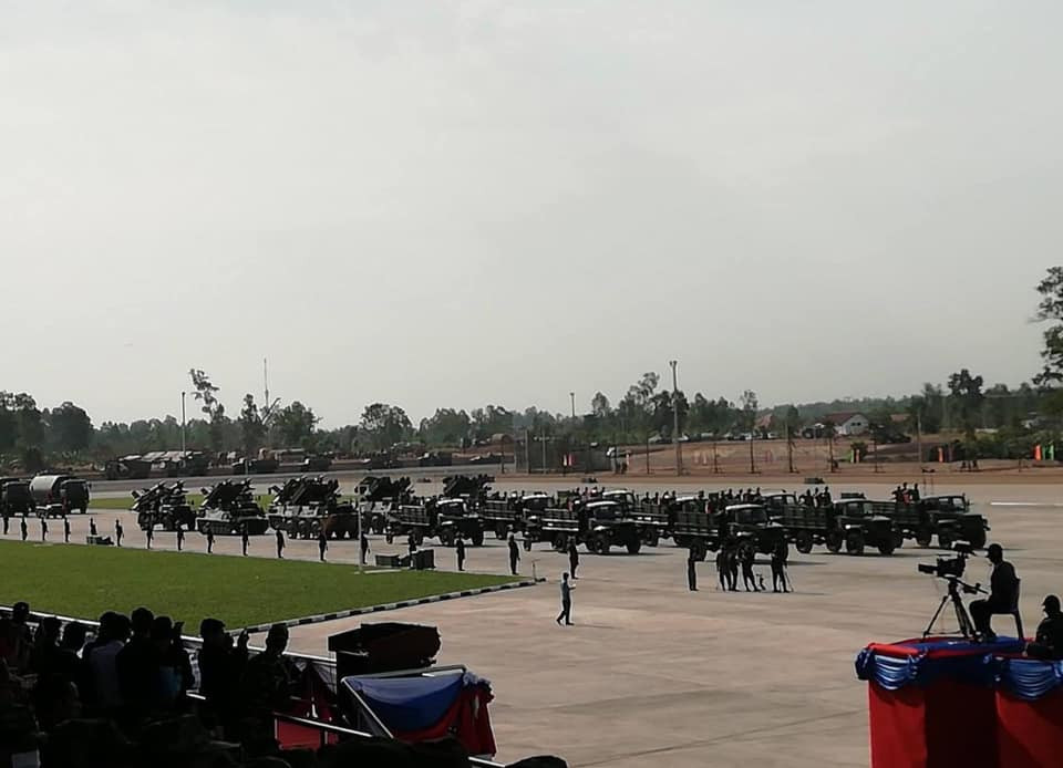 Hàng dài phương tiện cơ giới tham dự buổi duyệt binh đang tiến hành tổng duyệt. Nguồn ảnh: ອຍເປັນຄົນລາວ.