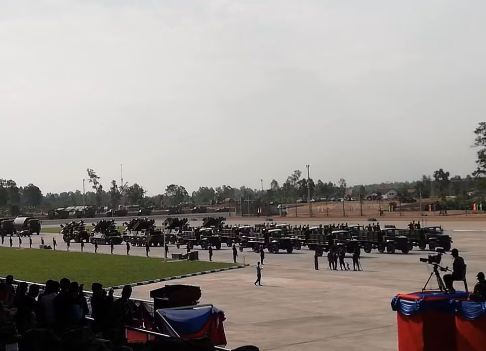 Hàng dài phương tiện cơ giới tham dự buổi duyệt binh đang tiến hành tổng duyệt. Nguồn ảnh: ອຍເປັນຄົນລາວ.