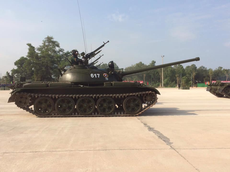 Tuy nhiên trong cuộc duyệt binh của Lào vẫn có sự xuất hiện của T-54/55 - loại xe tăng hạng trung nổi tiếng một thời do Liên Xô sản xuất và là loại xe tăng phổ biến nhất lịch sử nhân loại cho tới thời điểm này. Nguồn ảnh: ອຍເປັນຄົນລາວ.