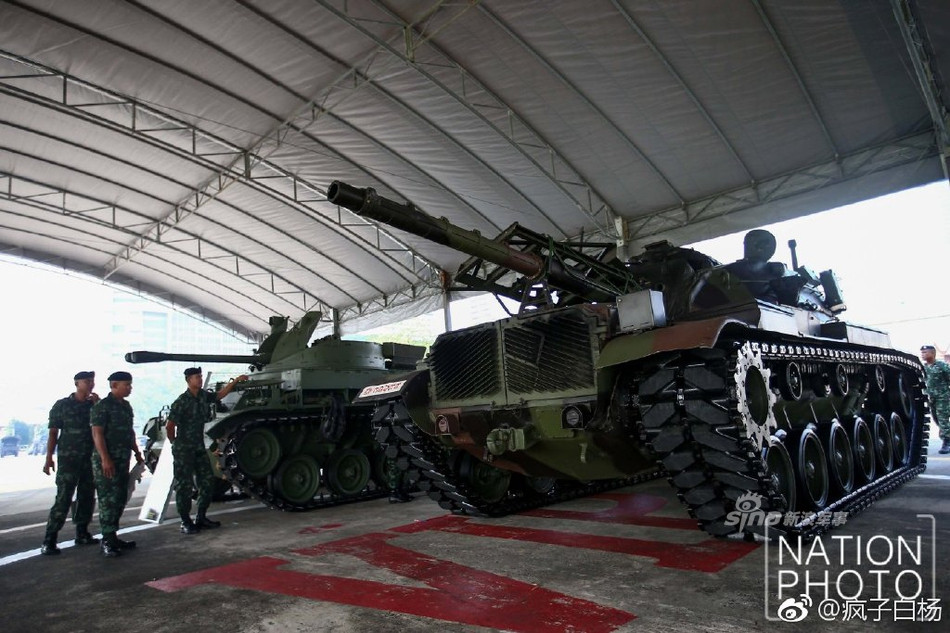 Quân đội Thái Lan hiện tại là lực lượng vũ trang duy nhất trên thế giới sử dụng xe tăng chiến đấu chủ lực VT-4 do Trung Quốc sản xuất. Đây là loại xe tăng được Trung Quốc phát triển từ mãu Type 90-II và là mẫu hiện đại nhất được phát triển từ dòng này. Nguồn ảnh: Nationphoto.