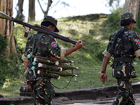 Để phát triển quân đội mình, Campuchia không những hiện đang mời sĩ quan Mỹ tới huấn luyện mà còn gửi cán bộ sang Việt Nam và Trung Quốc để được đào tạo quân sự. Nguồn ảnh: Military.