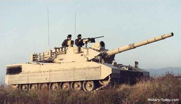 OF-40 được trang bị pháo 105mm, được phát triển bởi OT Melara, tương tự như L7 của Anh. Nó tương thích với đạn tiêu chuẩn của NATO và bắn được các loại đạn bao gồm đạn xuyên giáp, đạn HE và FR-FRAG. Nguồn ảnh: Military-today.