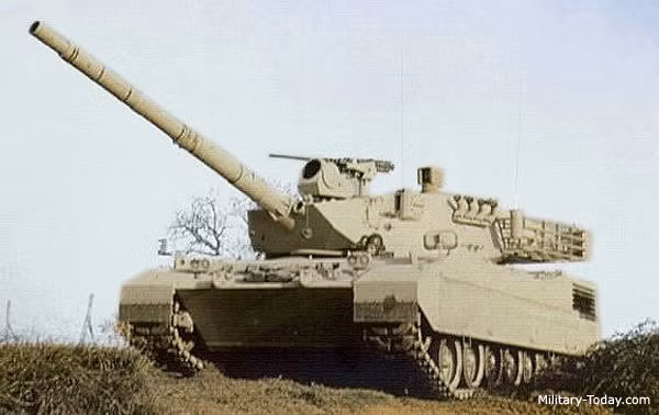 Pháo được nạp thủ công bằng tay. Tổng cộng có 57 viên đạn được mang theo cho pháo chính, tuy nhiên chỉ có 15 viên đạn được cất trong tháp pháo chính và sẵn sàng sử dụng. Các vòng còn lại được lưu trữ ở phía ngoài xe. Nguồn ảnh: Military-today.