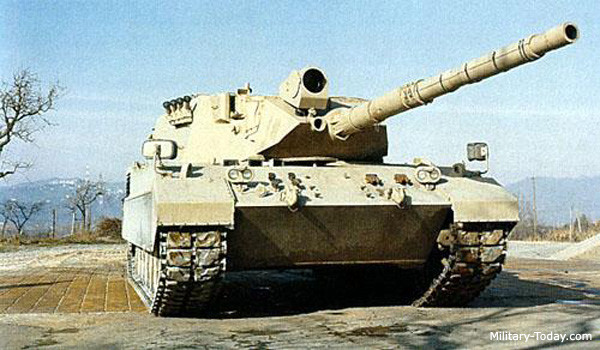 Xe tăng OF-40 được OTO Melara và Fiat hợp tác phát triển, với OTO Melara chịu trách nhiệm thiết kế và sản xuất tổng thể, Fiat chịu trách nhiệm cho hệ thống động cơ. Đặc biệt, vào những năm 1970 khi xe tăng 720 Leopard 1 do OTO Melara sản xuất được cấp phép cho Quân đội Italy. OF-40 sử dụng một số thành phần từ Leopard 1. Nguồn ảnh: Military-today.