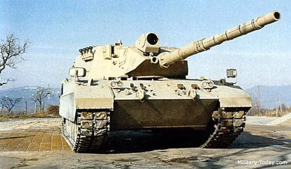 Xe tăng OF-40 được OTO Melara và Fiat hợp tác phát triển, với OTO Melara chịu trách nhiệm thiết kế và sản xuất tổng thể, Fiat chịu trách nhiệm cho hệ thống động cơ. Đặc biệt, vào những năm 1970 khi xe tăng 720 Leopard 1 do OTO Melara sản xuất được cấp phép cho Quân đội Italy. OF-40 sử dụng một số thành phần từ Leopard 1. Nguồn ảnh: Military-today.