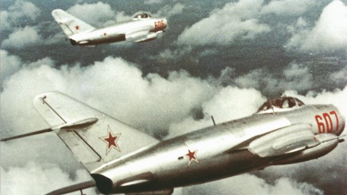 Đầu tiên phải kể đến loại tiêm kích MiG-17 được Liên Xô cho ra đời từ năm 1950. Liên Xô từng sản xuất tổng cộng tới hơn 10.000 chiếc tiêm kích loại này. Nguồn ảnh: Fotoreport.