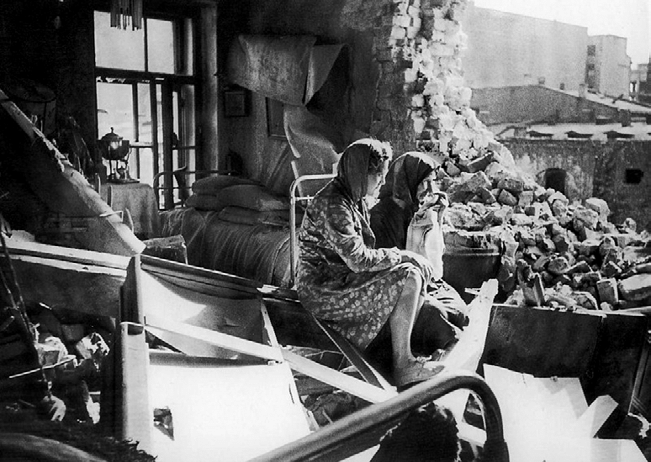 Diễn ra từ tháng 9/1941 tới tháng 1/1944, cuộc bao vây Leningrad được cho là cuộc chiến dai dẳng và ác liệt bậc nhất Chiến tranh thế giới thứ 2 với tổng cộng khoảng hơn 3 triệu binh lính và người dân Liên Xô đã nằm xuống lại mãi mãi ở thành phố này. Nguồn ảnh: Worldatlas.