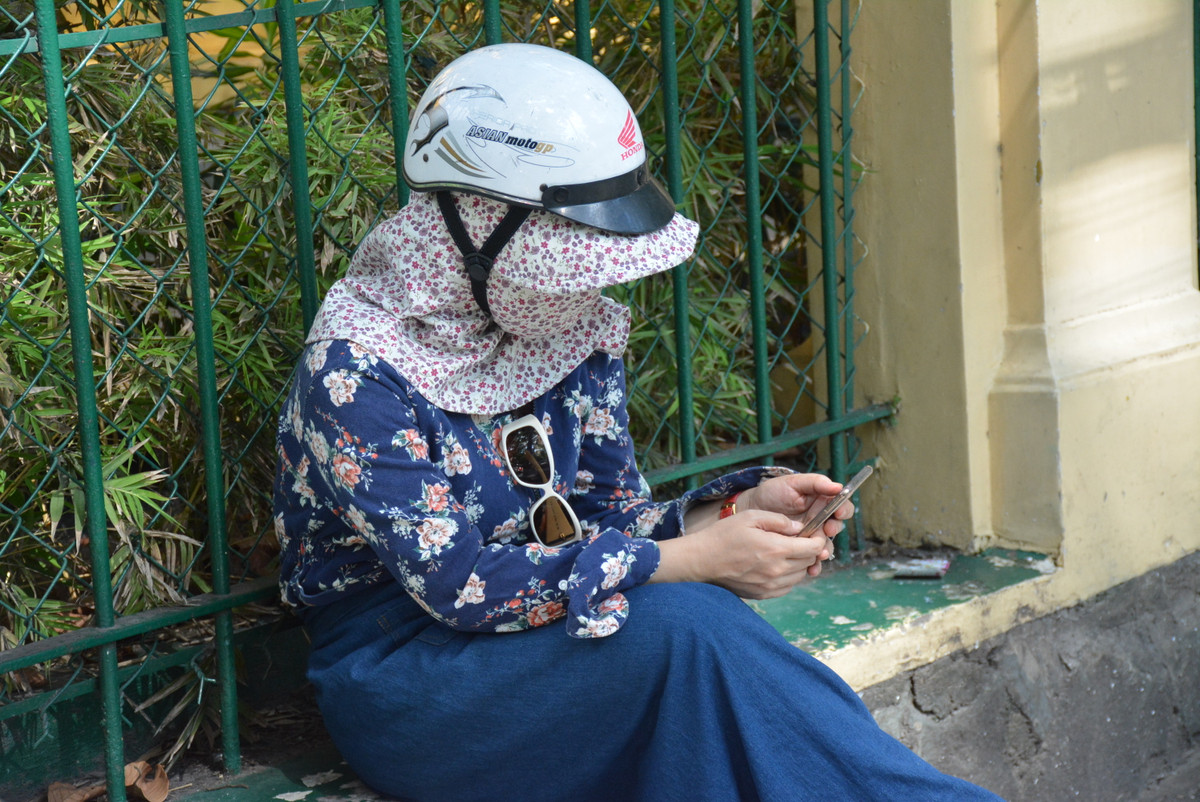 Phụ huynh hóa ninja chống chọi với cái nắng của TP HCM cùng sĩ tử vượt vũ môn