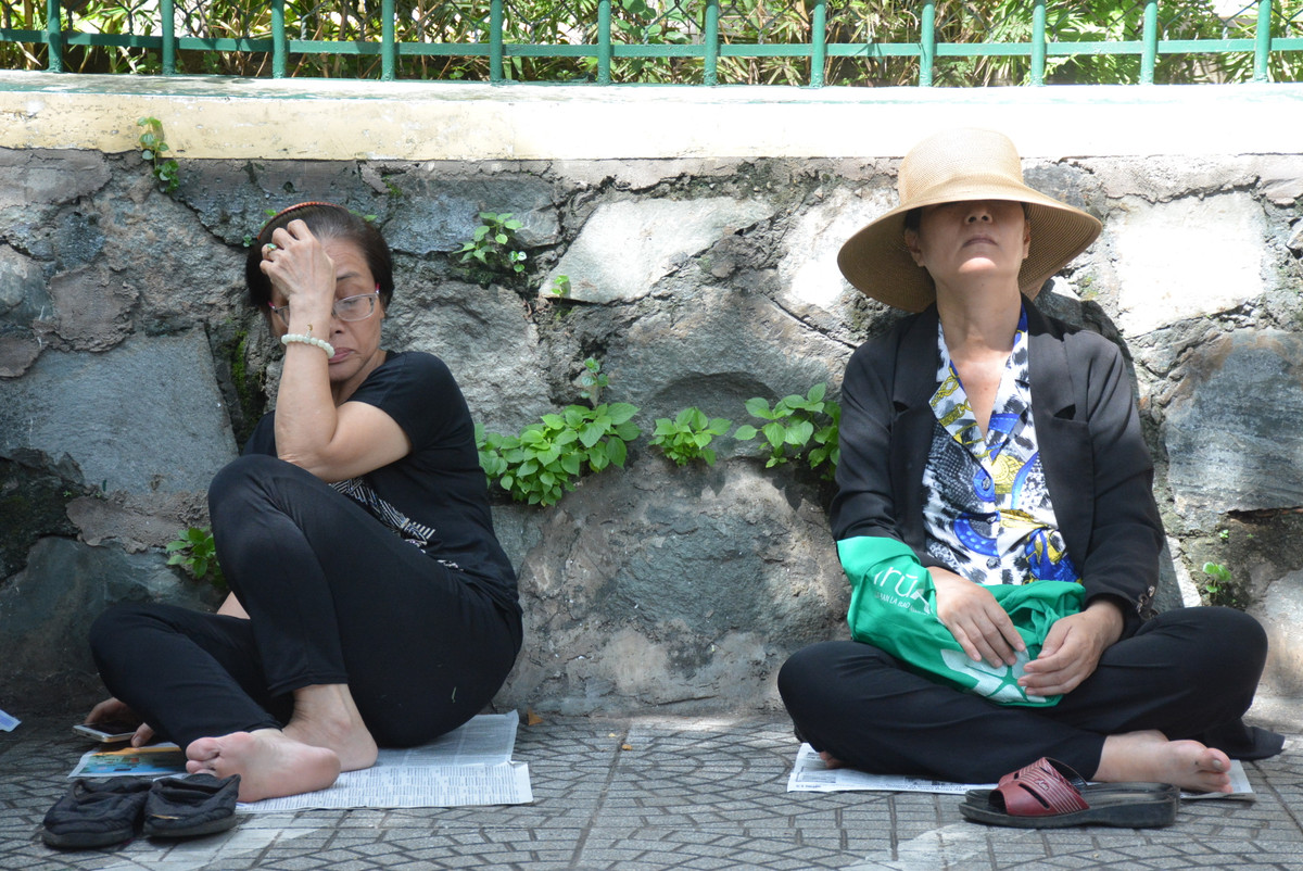 Đợi thí sinh quá lâu, phụ huynh ngủ gật bên vỉa hè trong thời tiết nắng nóng của TP HCM