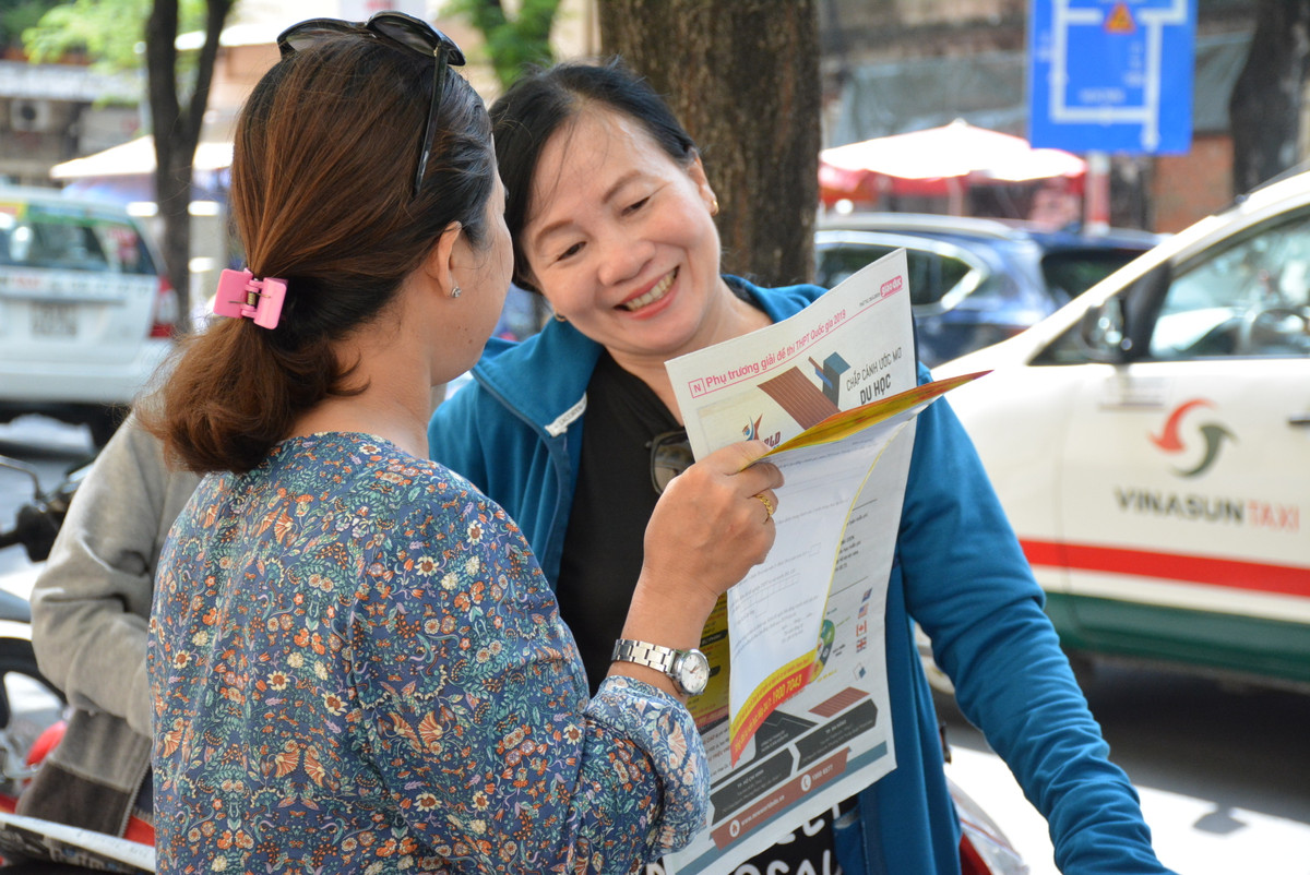 Lạ thành quen, các bậc phụ huynh bắt chuyện cùng nhau trong khi chờ đợi con em thi xong