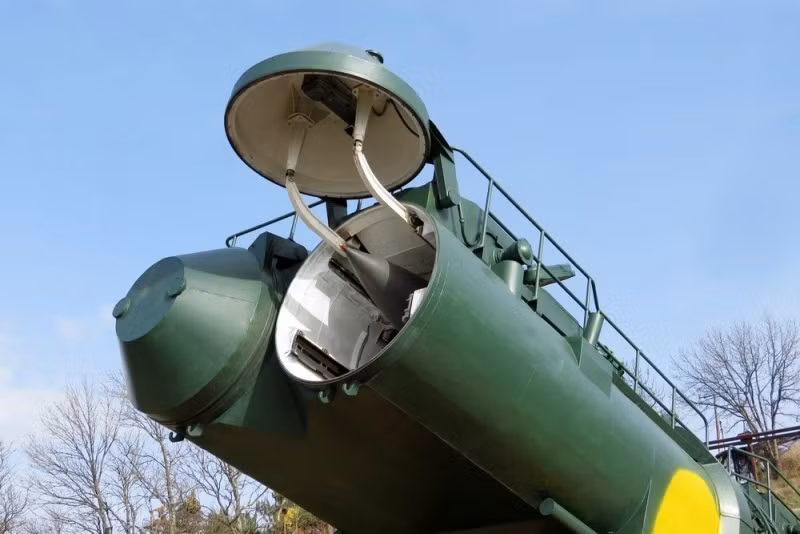 Utes là tên gọi của tổ hợp tên lửa chiến thuật chống tàu phòng thủ bờ biển được phát triển trên cơ sở tên lửa chống tàu P-35 và tổ hợp phòng thủ bờ biển cơ động Redut tại nhà máy nghiên cứ-chế tạo máy thống nhất OKB-52 (CDBMB) dưới sự chỉ đạo của viện sĩ V.M. Chelomey. Nó còn được biết đến với tên gọi khác là Sotka, Object 100. Nguồn ảnh: Bastion