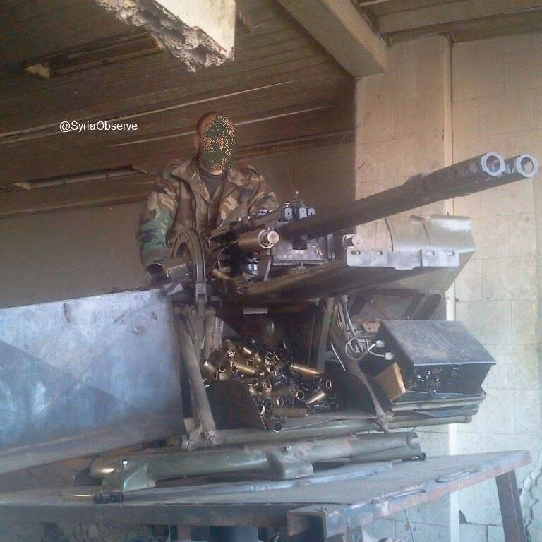 Mạng Syriaobserve mới đây đăng tải một loại pháo cao tốc cỡ 23mm do Quân đội Syria tự chế tạo. Tưởng như đây là bước tiến của công nghiệp quốc phòng Syria, thế nhưng nhìn kỹ hóa ra đây là khẩu pháo hàng không vốn gắn trên các máy bay chiến đấu, nay được đem xuống mặt đất làm hỏa lực diệt bộ binh, xe bọc thép, công sự phòng ngự…Nguồn ảnh: Syriaobserve