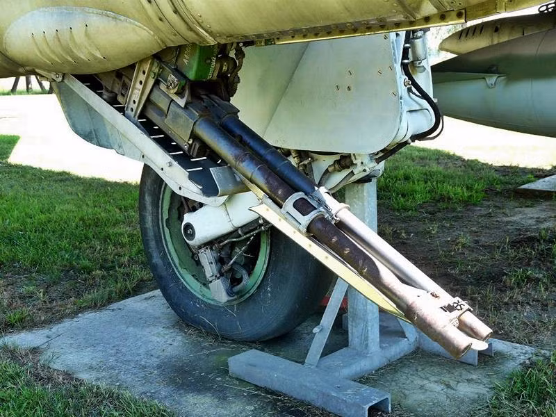 Đáng chú ý, GSh-23 còn được thiết kế để lắp trong các “gun pod” để dễ dàng trang bị cho trực thăng tấn công hay gắn ngoài các máy bay tiêm kích – bom như Su-22, Su-24… Nguồn ảnh: Wikipedia