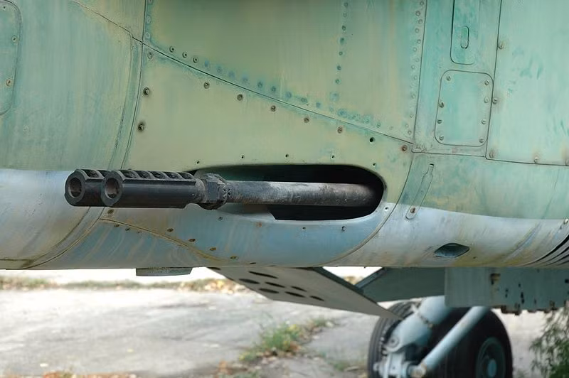 GSh-23 được coi là khẩu pháo tiêu chuẩn của các thế hệ tiêm kích MiG-21 gồm mẫu M, SM, MF, SMT và bis; tất cả các phiên bản của dòng tiêm kích MiG-23, SOKO J-22 (Nam Tư cũ), IAR-93 của Romania và thậm chí là cả các phiên bản máy bay ném bom Tu-22M và Tu-95. Nguồn ảnh: Wikipedia